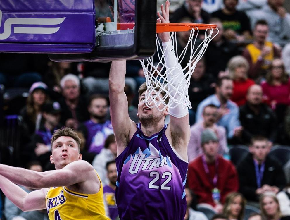 开云官方-湖人队防守崩盘,惨遭对手狂轰猛炸,比较市场.